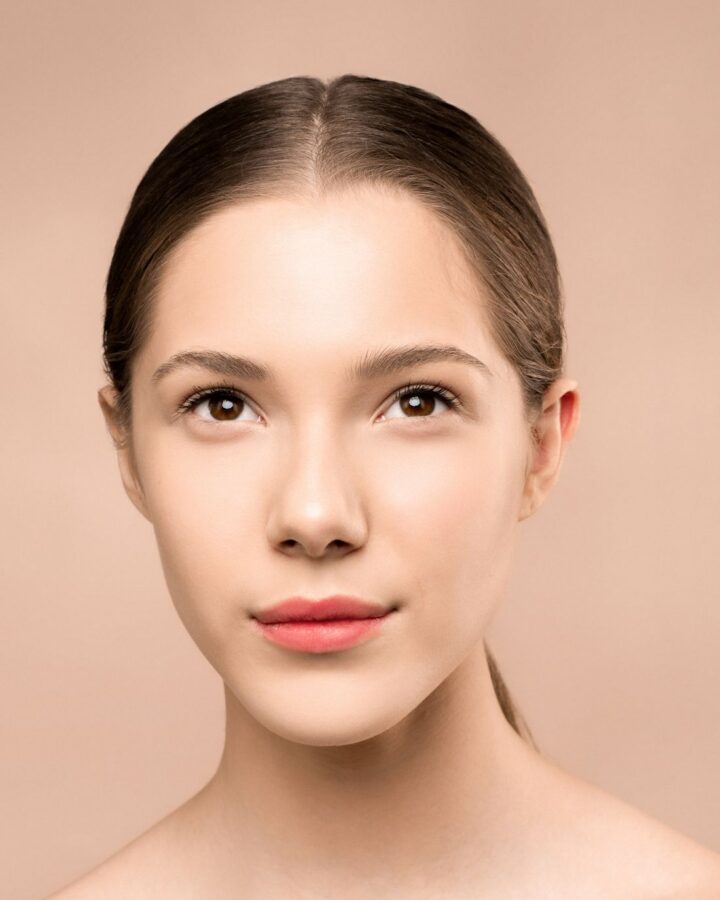 Rostro femenino de piel natural y luminosa — armonización facial en Sabadell