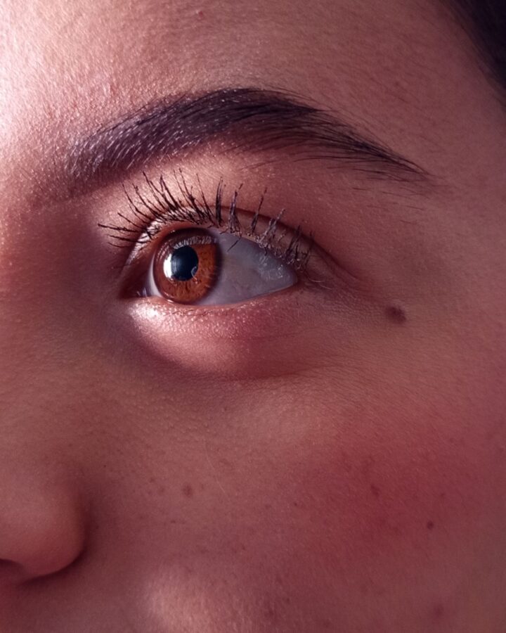 Primer plano de ceja y mirada — micropigmentación de cejas