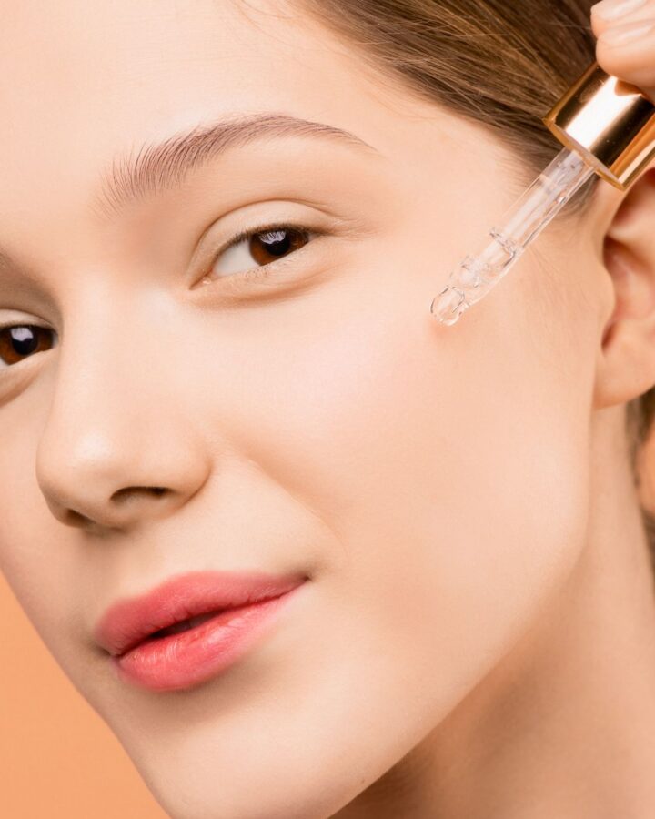 Aplicación de sérum facial con cuentagotas — medicina regenerativa y antiedad