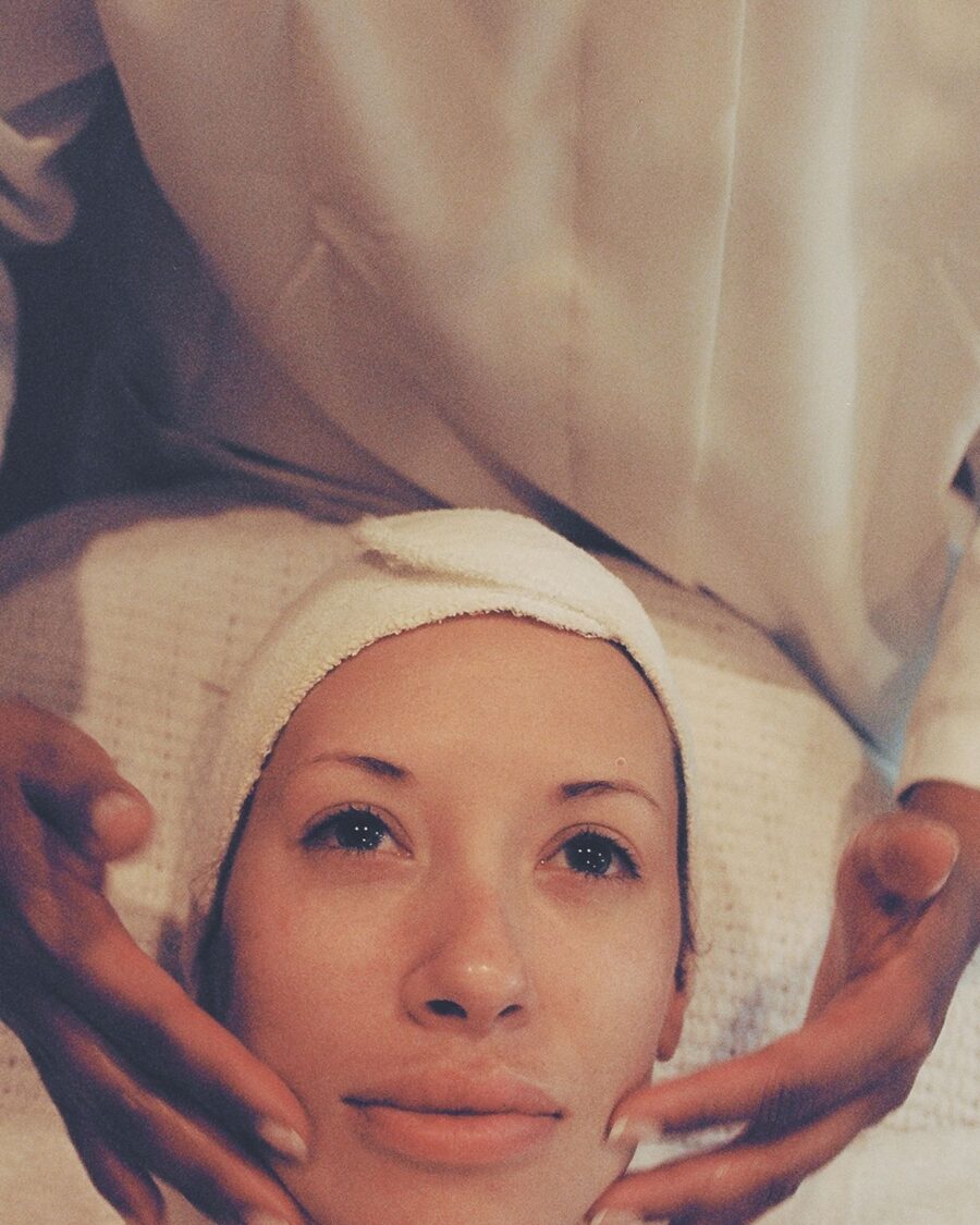 Tratamiento facial relajante en clínica — filosofía Mya Secret's