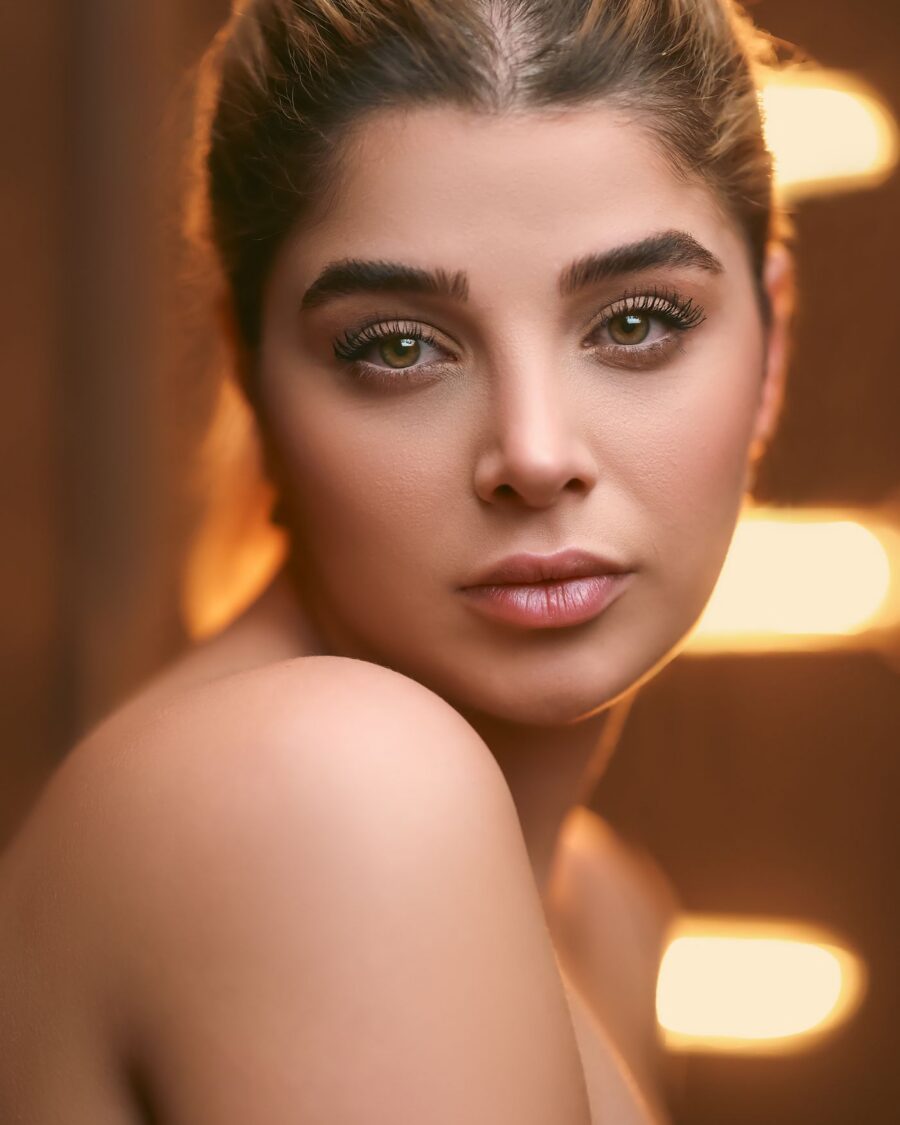 Mujer de expresión serena con luz suave — medicina estética natural en Sabadell