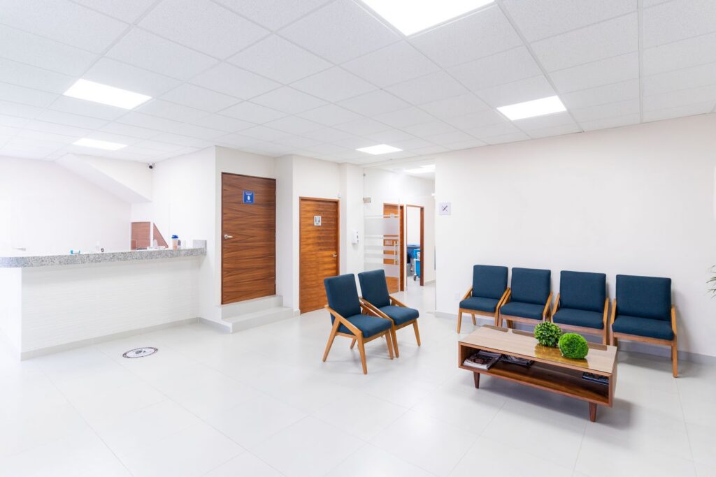 Recepción luminosa y moderna de la clínica en Sabadell
