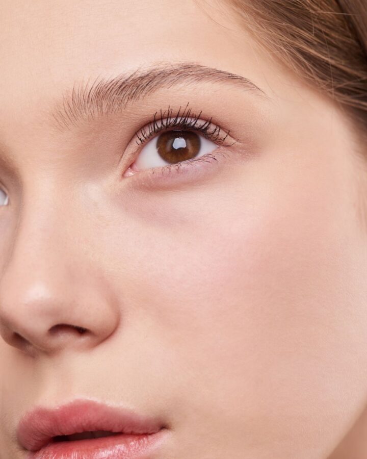 Primer plano de rostro femenino con piel natural y luminosa, medicina estética en Sabadell