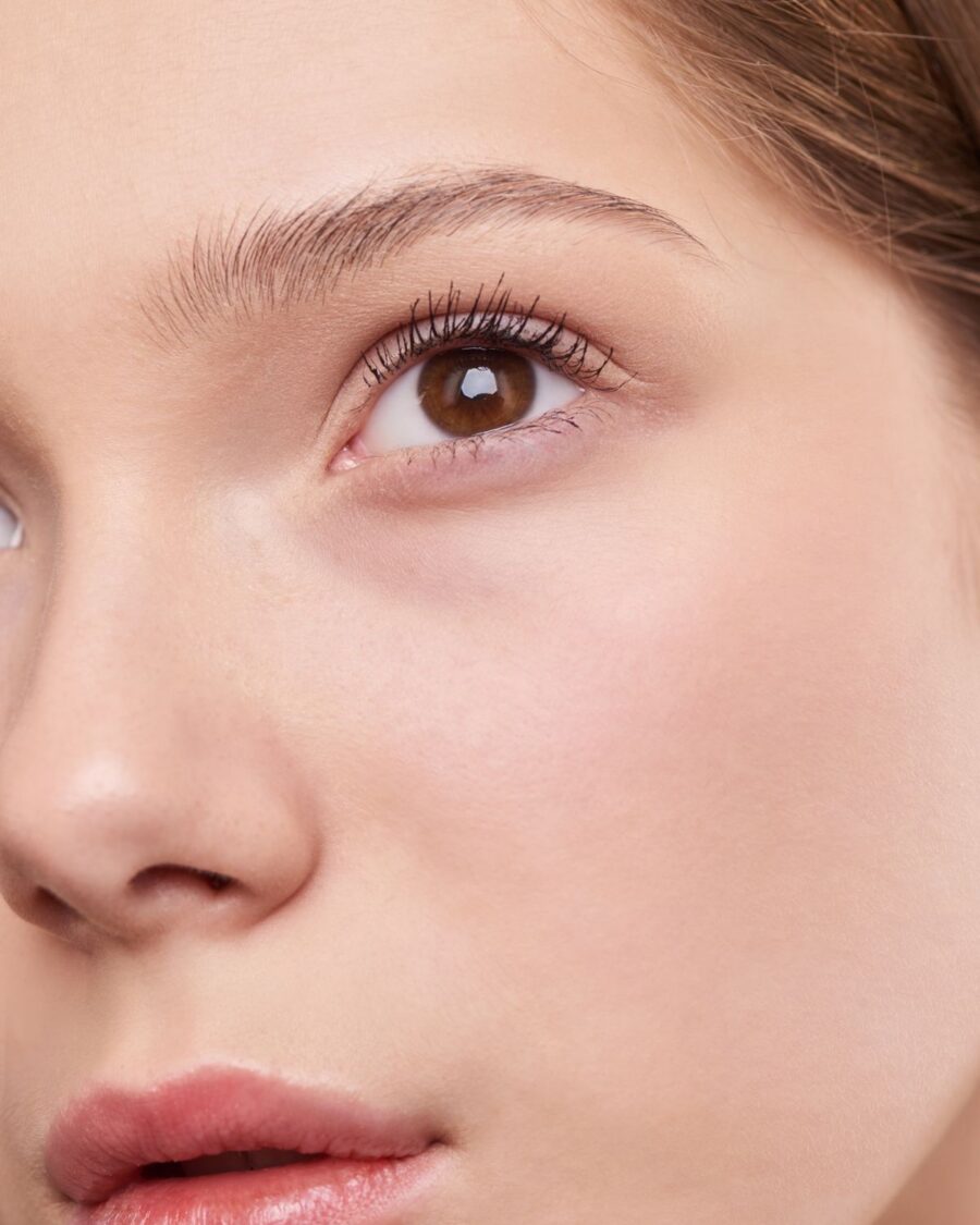 Primer plano de rostro femenino con piel natural y luminosa, medicina estética en Sabadell