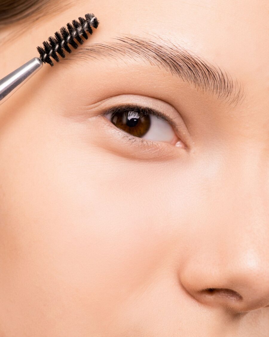 Definición natural de las cejas — micropigmentación de cejas