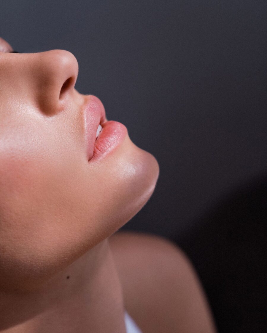 Rostro de piel impecable y maquillaje natural — rellenos con ácido hialurónico