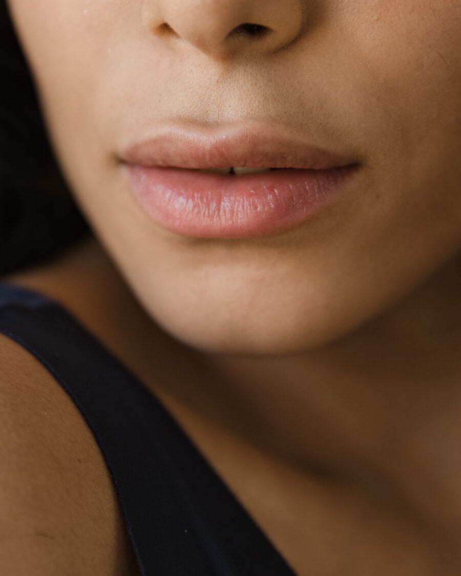 Labios naturales y definidos — micropigmentación de labios