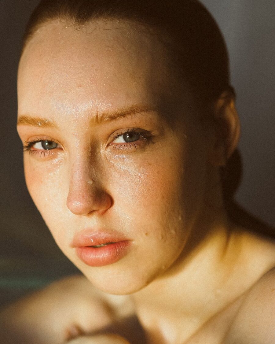 Primer plano de rostro con piel tensa y luminosa